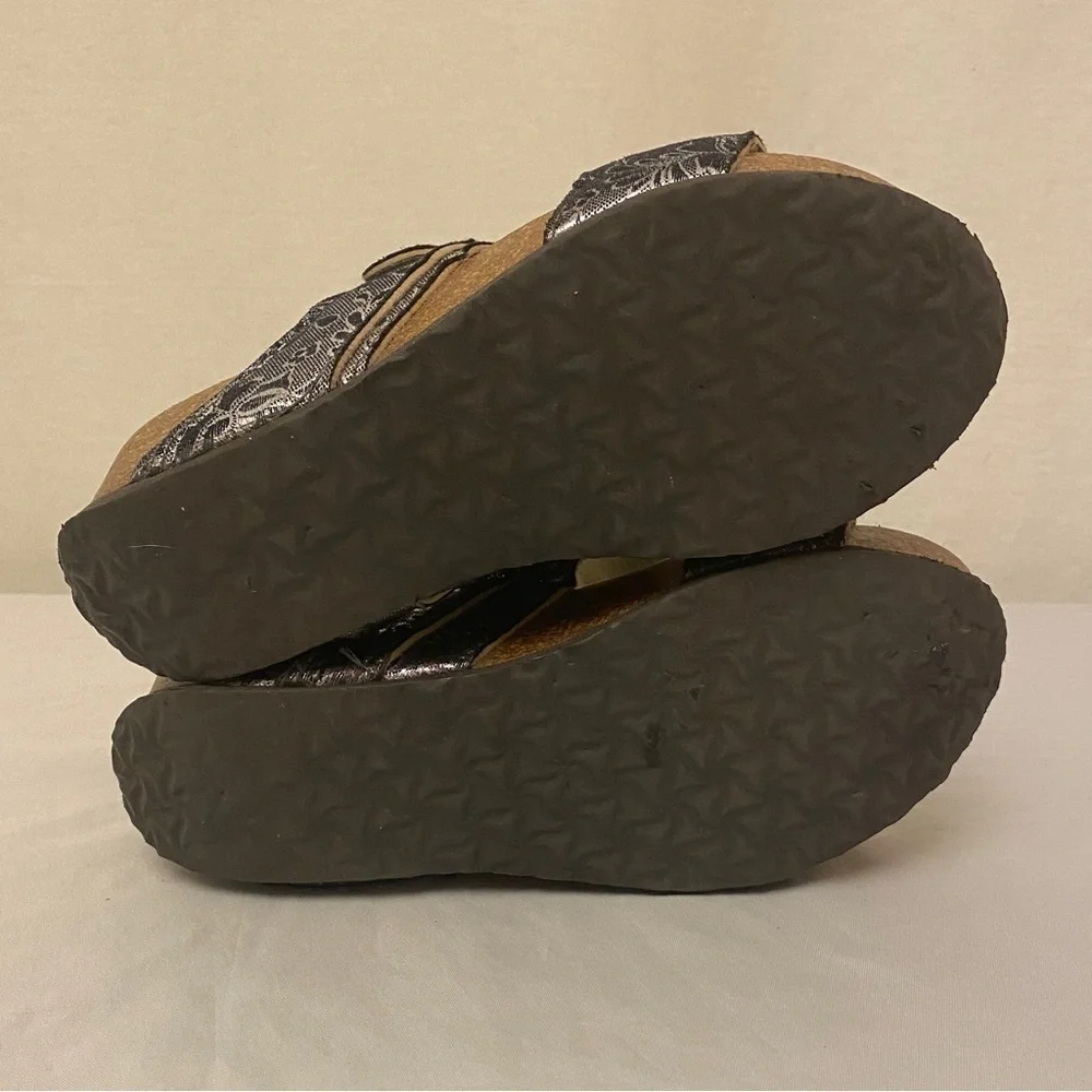 MUK LUKS Women's Emery Wedge Platform Cork Sandals Silver Tapestry Sz 6 Shoes